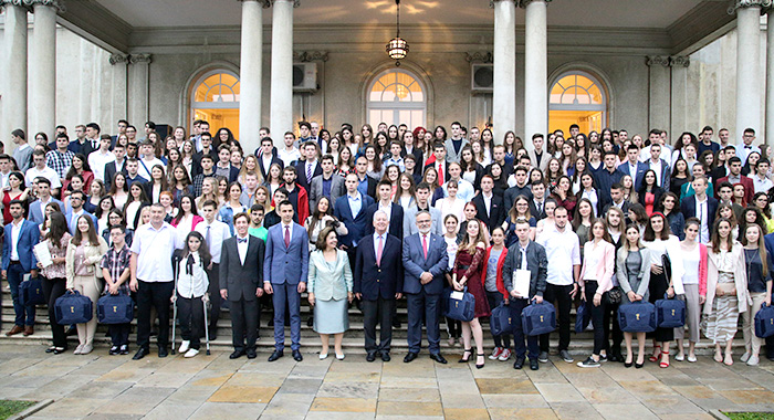 tl_files/css/Slika 2 Dvor_grupna.jpg